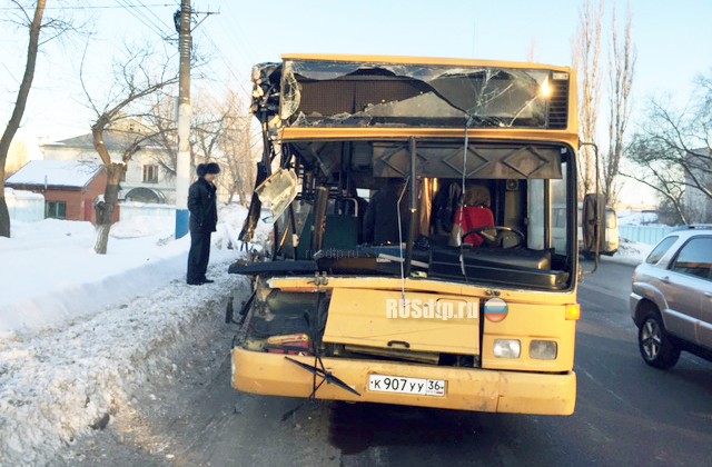 В Воронеже автобус врезался в стоящую фуру. 5 пострадавших