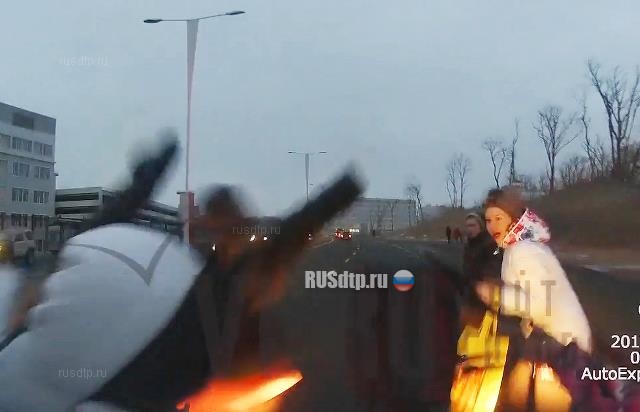 Во Владивостоке женщина врезалась в толпу пешеходов. Видео