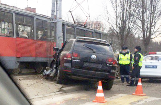 В Краснодаре пьяный сотрудник автосалона угнал внедорожник и попал в ДТП
