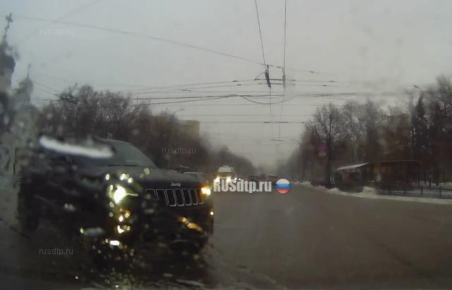 Автомобиль без номеров попал в ДТП в центре Воронежа