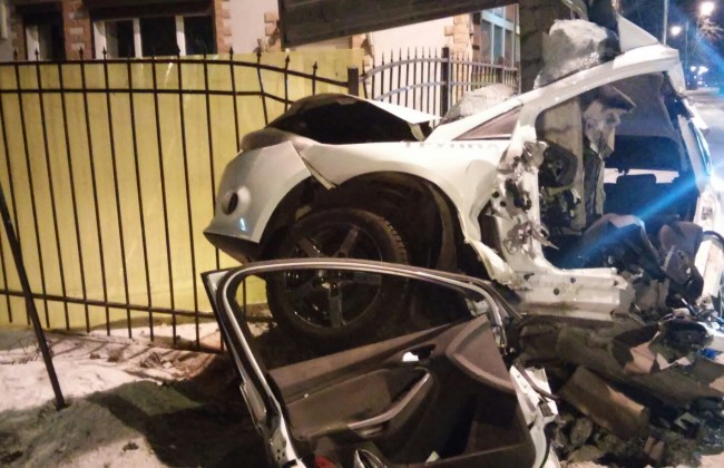 В Ломоносове погиб водитель Форда, врезавшись в столб