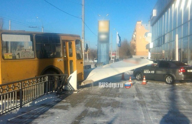 В Астрахани молодой человек угнал троллейбус и попал в ДТП