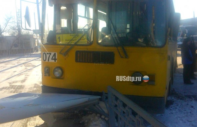 В Астрахани молодой человек угнал троллейбус и попал в ДТП