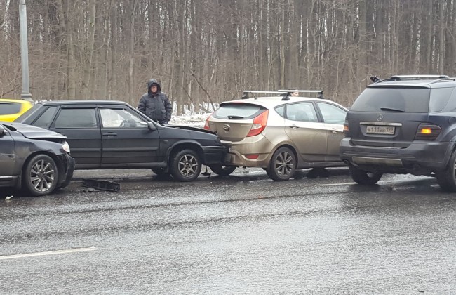 Один человек погиб в массовом ДТП на шоссе Энтузиастов в Москве
