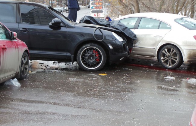 В Москве Porsche Cayenne сбил пешехода и полкилометра протащил тело на капоте