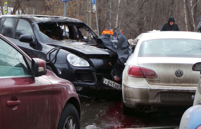 В Москве Porsche Cayenne сбил пешехода и полкилометра протащил тело на капоте