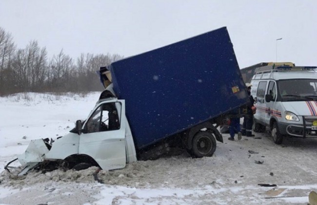 Пассажир фургона погиб в ДТП в Самарской области