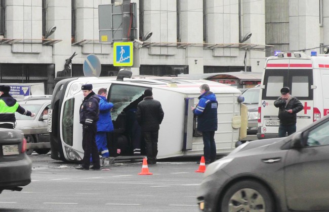 Три человека пострадали в ДТП с участием скорой в Москве