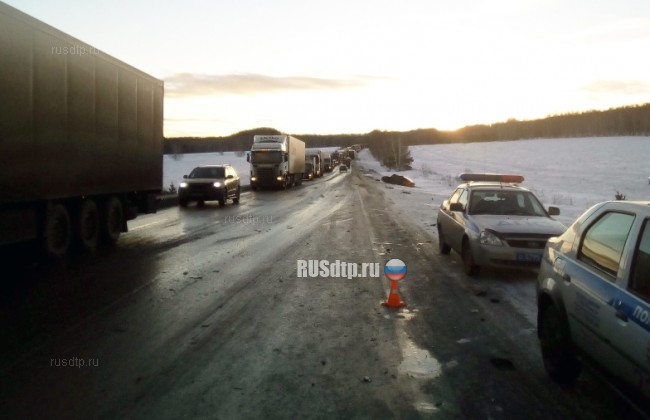 Два грузовика и легковой автомобиль столкнулись на М-5 под Миассом