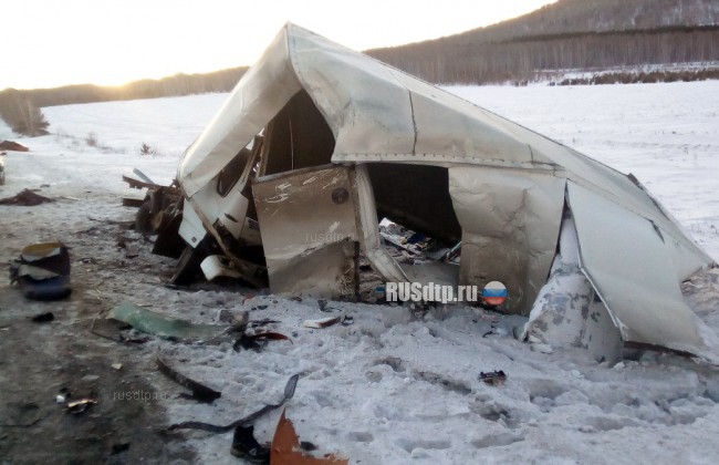 Два грузовика и легковой автомобиль столкнулись на М-5 под Миассом