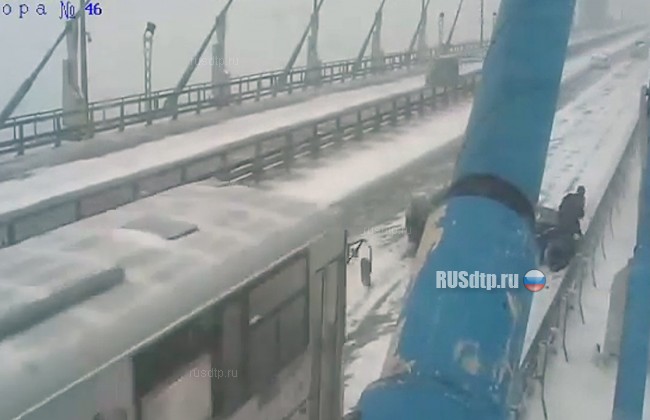 Во Владивостоке автобус едва не сбил водителя автомобиля, попавшего в ДТП на мосту