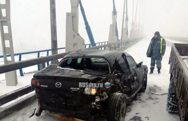 Во Владивостоке автобус едва не сбил водителя автомобиля, попавшего в ДТП на мосту