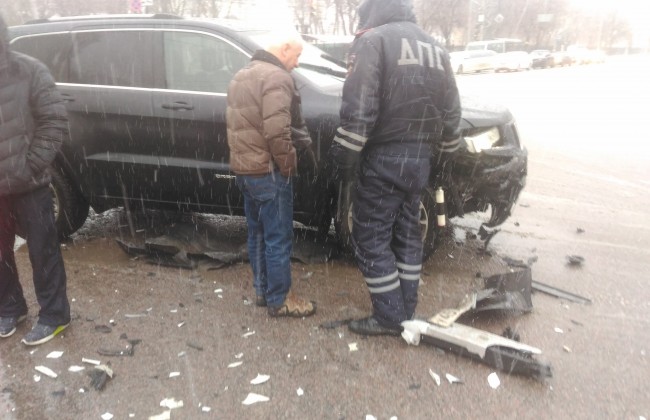 Автомобиль без номеров попал в ДТП в центре Воронежа