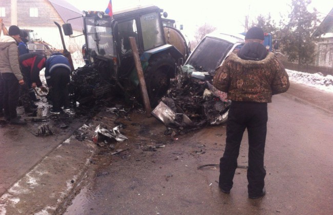 В Дмитровском районе Subaru столкнулся с трактором. Погиб водитель