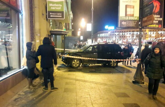 В Петербурге внедорожник сбил трех человек на тротуаре