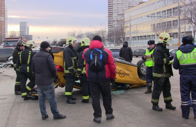 В Москве таксист решил проскочить на красный и попал в ДТП