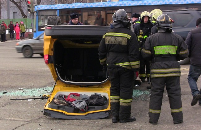 В Москве таксист решил проскочить на красный и попал в ДТП