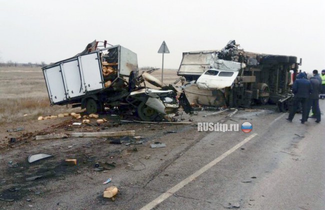 Трассу М-6 «Каспий» засыпало хлебом в результате крупного ДТП