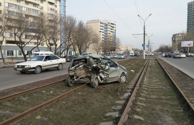 Уличные гонки в Алматы привели к крупному ДТП