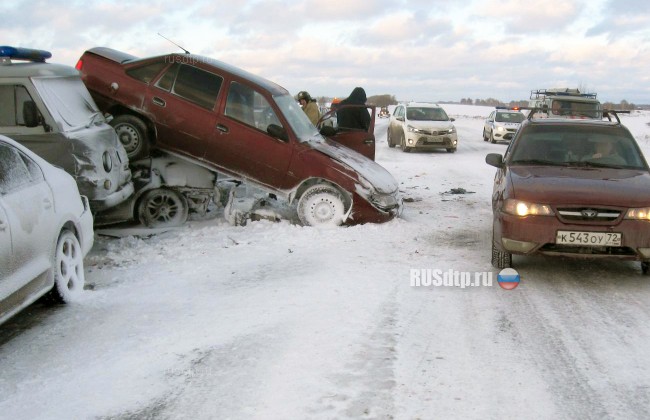 В Тюменской области во время снегопада столкнулись 8 автомобилей