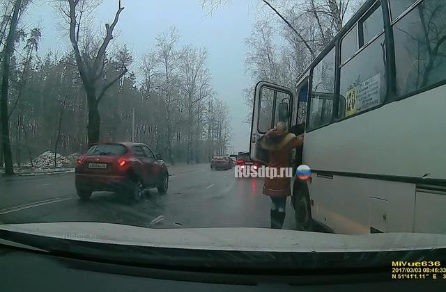В Воронеже водитель маршрутки избил женщину после ДТП