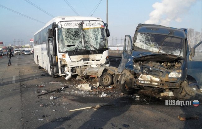 Автобус сбил дорожных рабочих