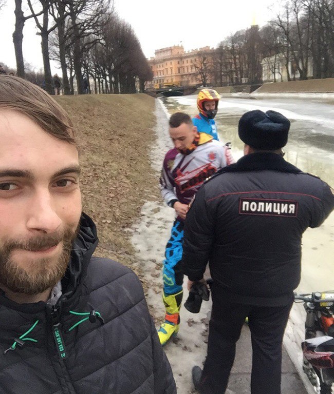 В Петербурге мотоциклисты устроили заезды по тонкому льду канала Грибоедова