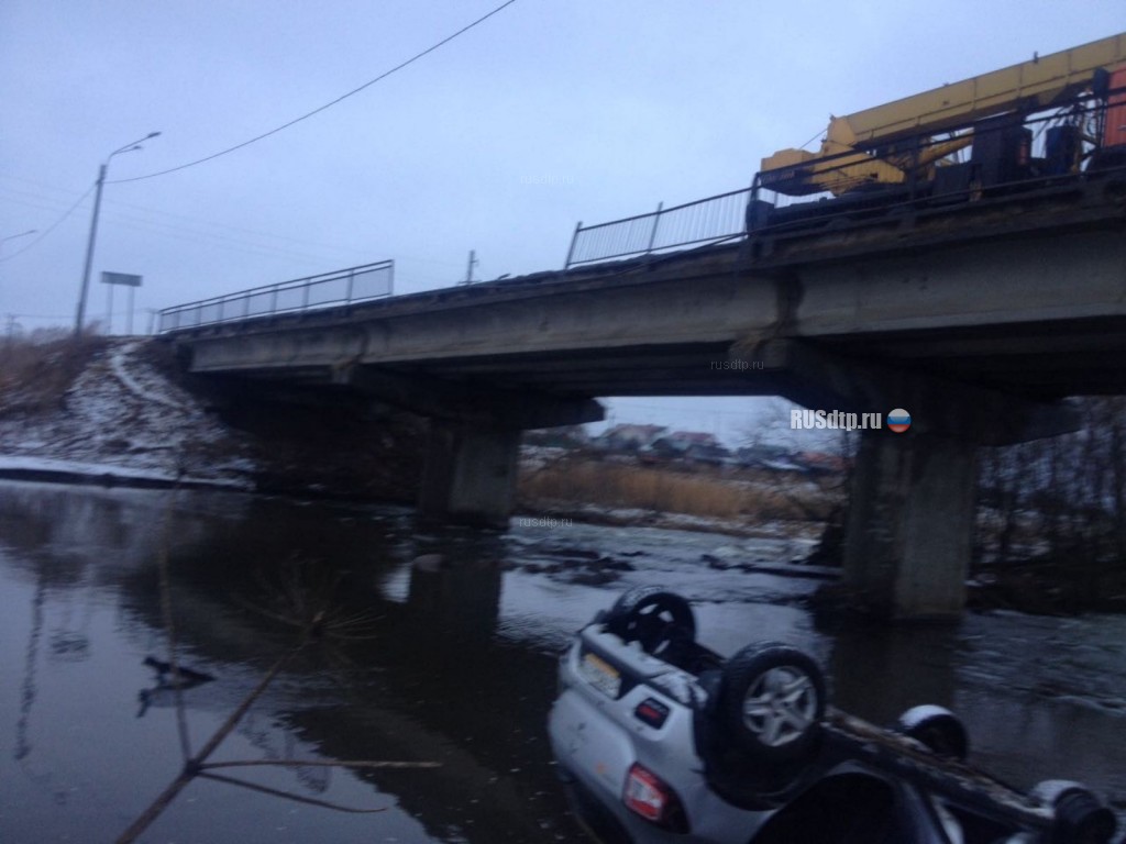 Машина упала с моста и утонула с водителем в Ленинградской области