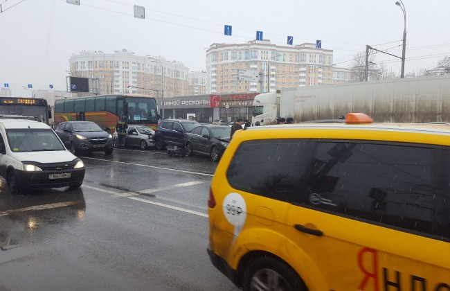 Видеорегистратор зафиксировал момент массового ДТП в Москве