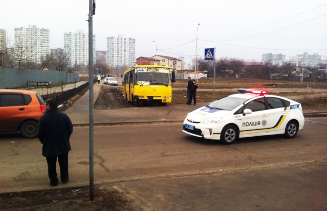 В Киеве вооруженный мужчина угнал маршрутку