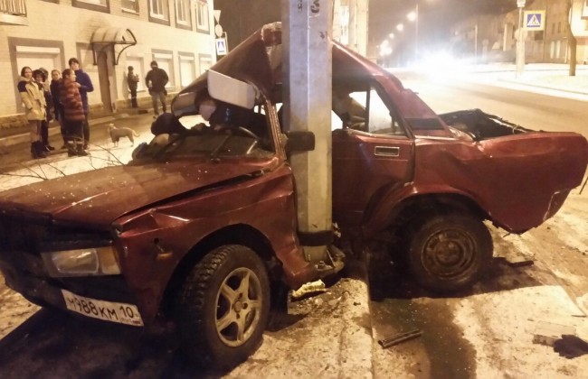 В Петербурге двое парней едва не погибли, дрифтуя на дороге