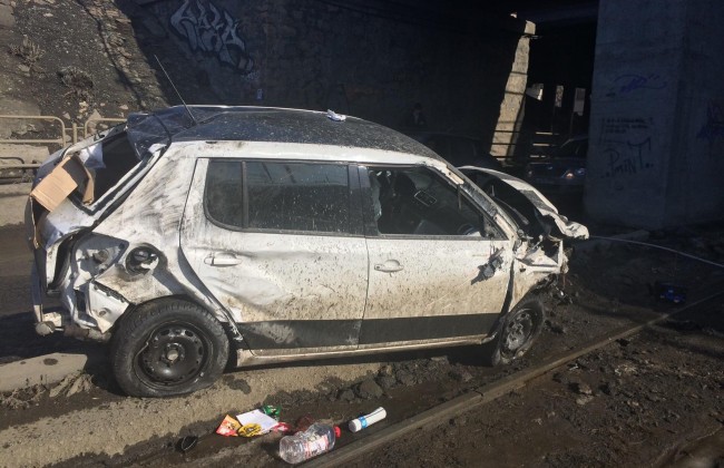 Автомобиль с беременной женщиной упал в моста в Челябинске