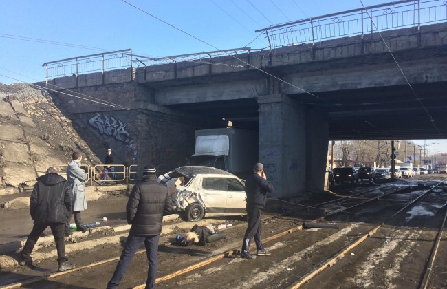 Автомобиль с беременной женщиной упал в моста в Челябинске