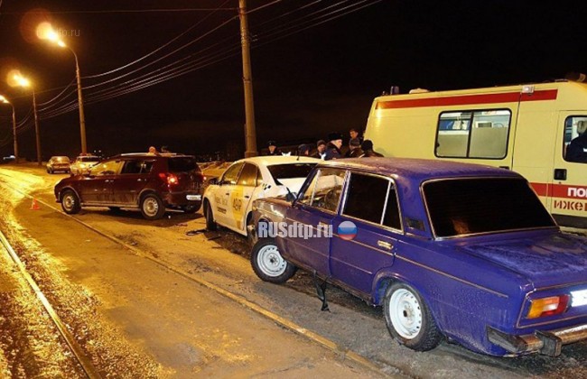 В Ижевске насмерть сбили попавшего в ДТП таксиста