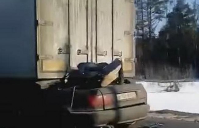 Два человека погибли на автодороге в Тверской области