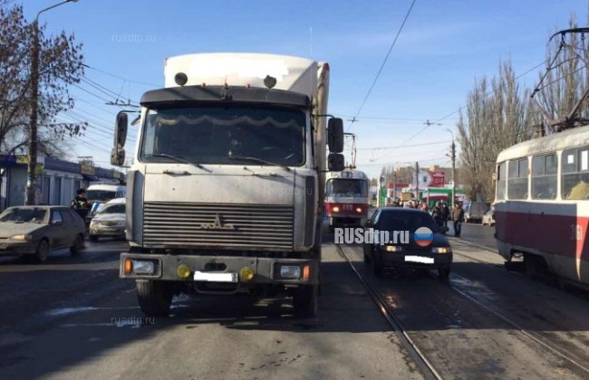 Водитель маза. Грузовиков Самара. Грузовик на улице в Самаре. Всамаре под колёсаии грузовикп.