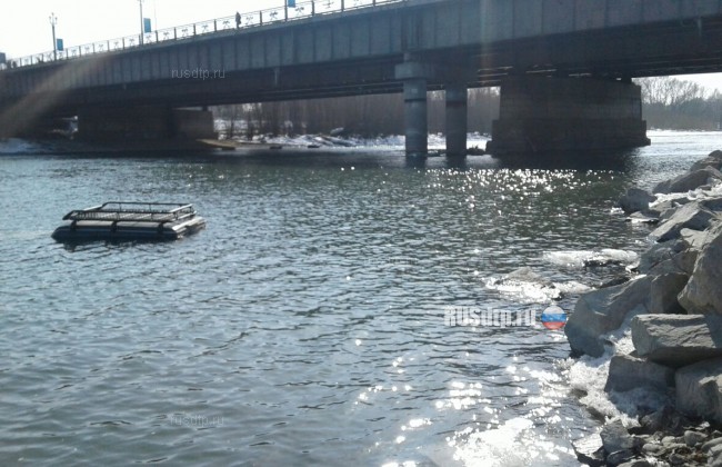 Тойота скатилась в реку после столкновения с Ауди в Усть-Каменогорске