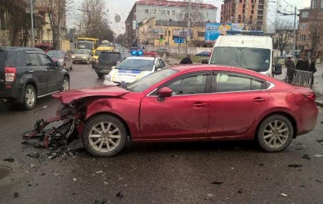 Opel и Mazda столкнулись на перекрестке во Львове