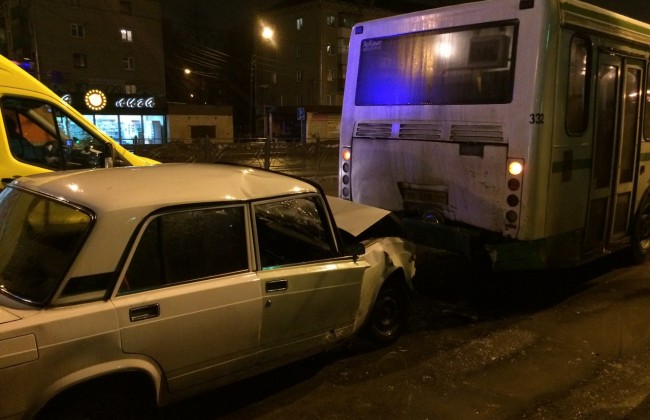 В Костроме ВАЗ врезался в автобус