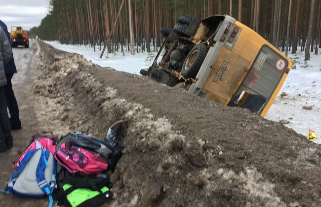 В Ленинградской области перевернулся автобус с детьми