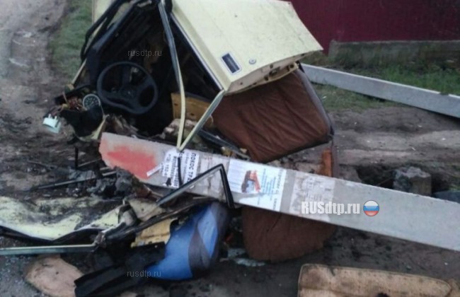 На Кубани водитель остался жив после столкновения автомобиля со столбом