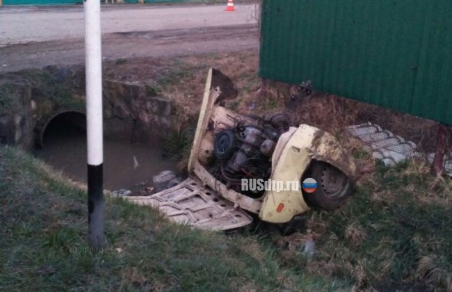 На Кубани водитель остался жив после столкновения автомобиля со столбом