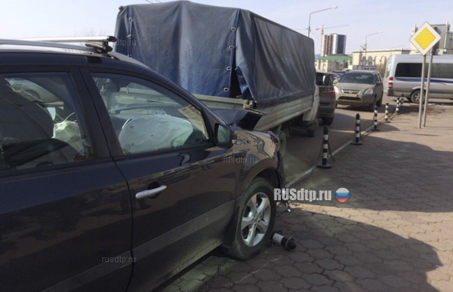 В Улан-Удэ перепутавший педали водитель сбил людей на остановке