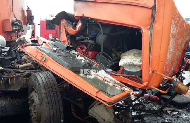 В Набережных Челнах в ДТП погиб водитель врезавшегося в фуру бензовоза