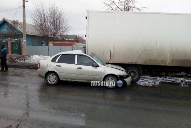 «Лада Калина» врезалась в фуру на улице Макаренко в Самаре