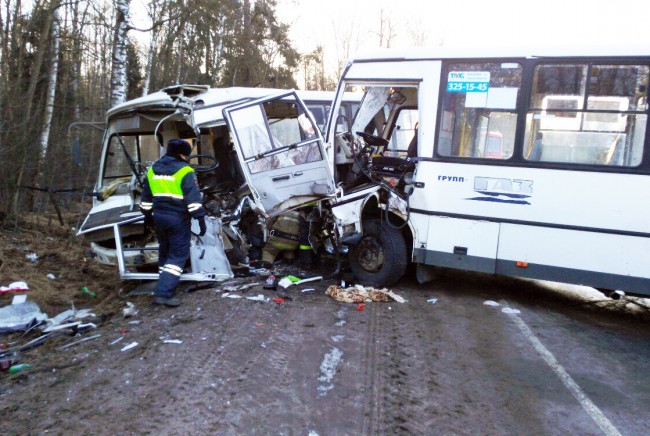 В Ленинградской области столкнулись две маршрутки. Один человек погиб и 15 пострадали