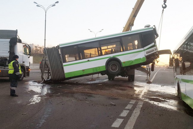 Автобус разорвало на две части в результате ДТП на МКАД