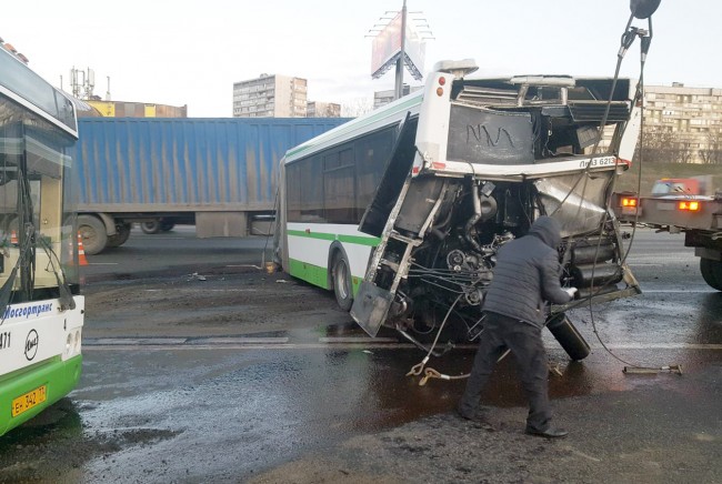 Автобус разорвало на две части в результате ДТП на МКАД