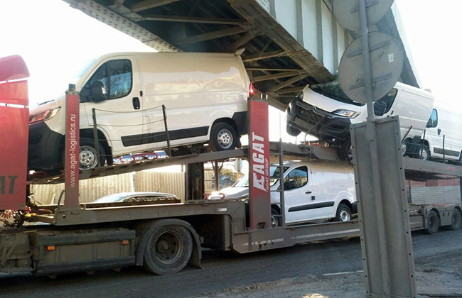 Автовоз застрял под железнодорожным мостом возле Новороссийска
