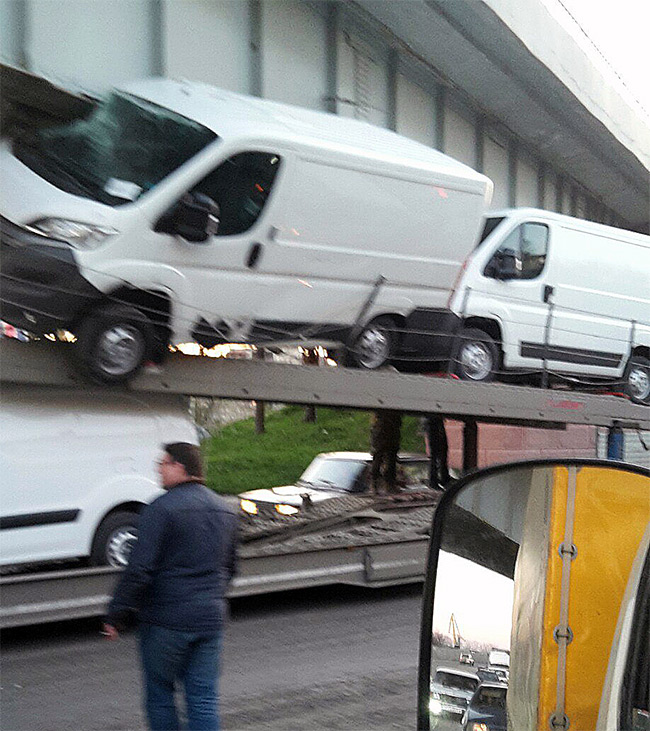 Автовоз застрял под железнодорожным мостом возле Новороссийска